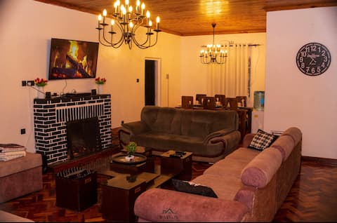 Waynox Manor - 6-Bedroom English Country Home