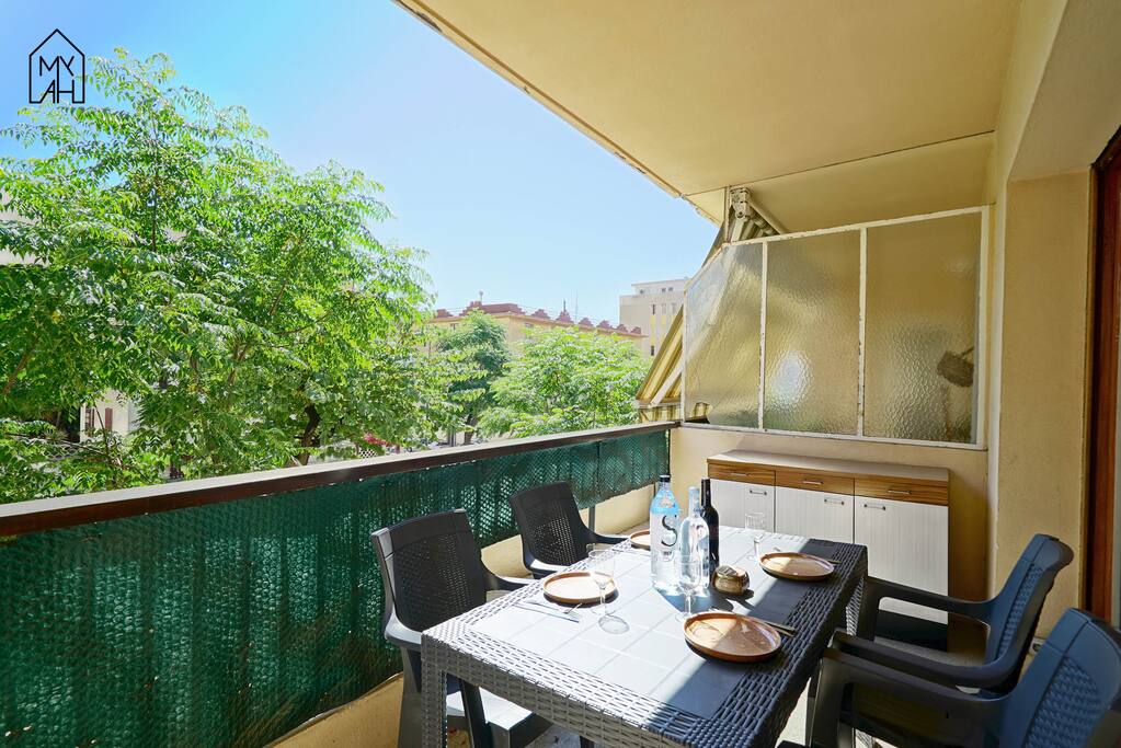 balcon donnant sur le boulevard Madame Mère