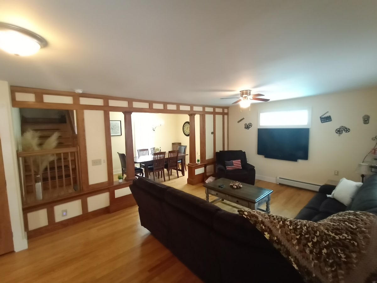 Kaa katika chumba chetu chenye nafasi kubwa sana, nafasi kubwa kwa wote, kwenye sehemu yetu yenye starehe zaidi kwenye pande zote mbili. Pia furahia kona yetu ya popcorn iliyo na vitu vingi huku ukitazama filamu kwenye televisheni ya inchi 65.