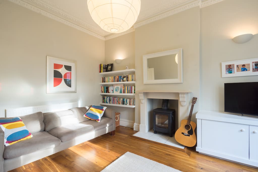 Great sitting room overlooking the park. Television with Netflix, dvd player with lots of children movies and an upright piano. Wooden floor and two very confortable sofas. wood burner with logs available.