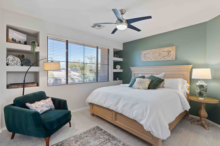 חדר ריו ורדה מספק מיטת קינג סייז עם מזרן קשיח. השמיכה למטה מחוברת לשמיכת פוך מספקת שפע של יוקרה למנוחה שלווה. כיסא הישיבה הקטיפה הירוק מושלם לקריאה.