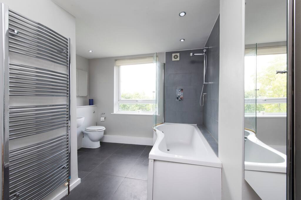 A spacious bathroom