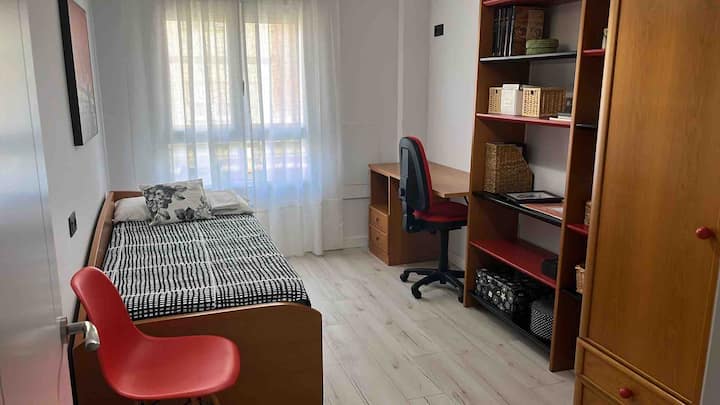 Camera con sedia e tavolo da lavoro