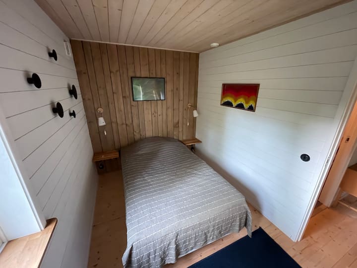 Chumba cha kulala kwenye ghorofa ya chini kilicho na kitanda cha sentimita 120.