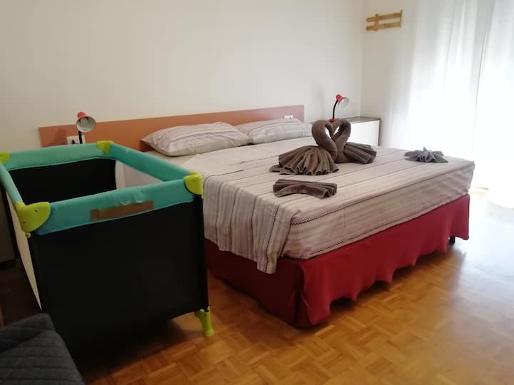 كاميرا/غرفة نوم 1 مع سرير أطفال