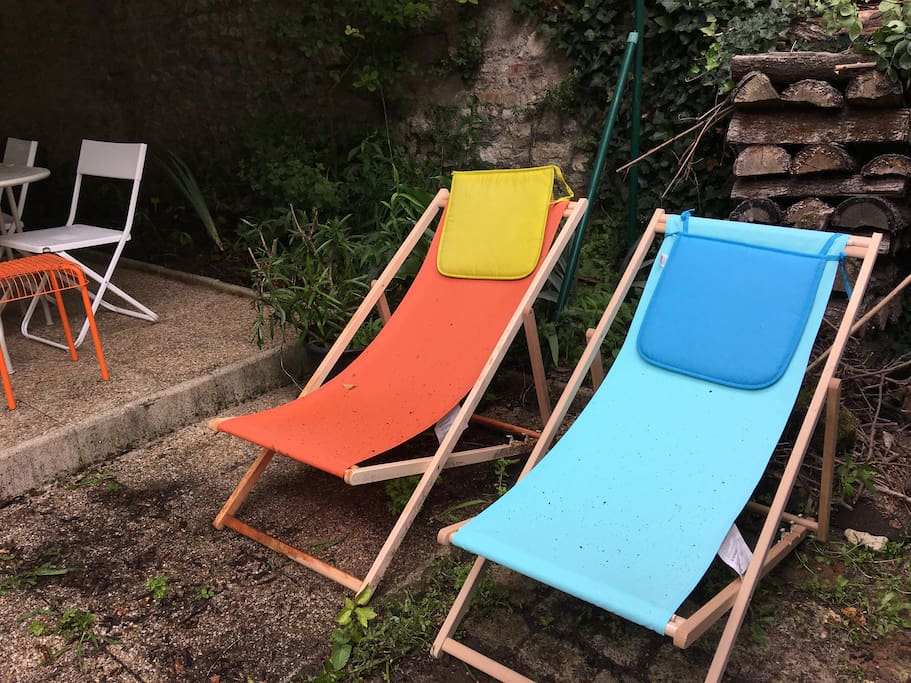 Des chaises longues vous attendent pour vous reposer dans le jardin !
