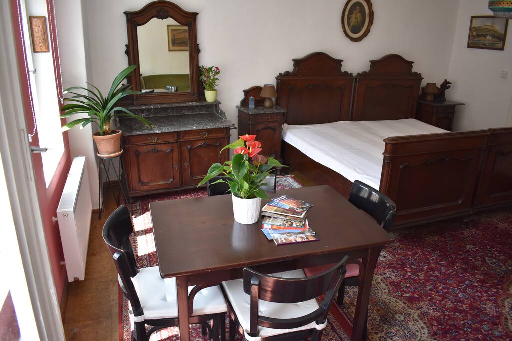 living area with two twin beds