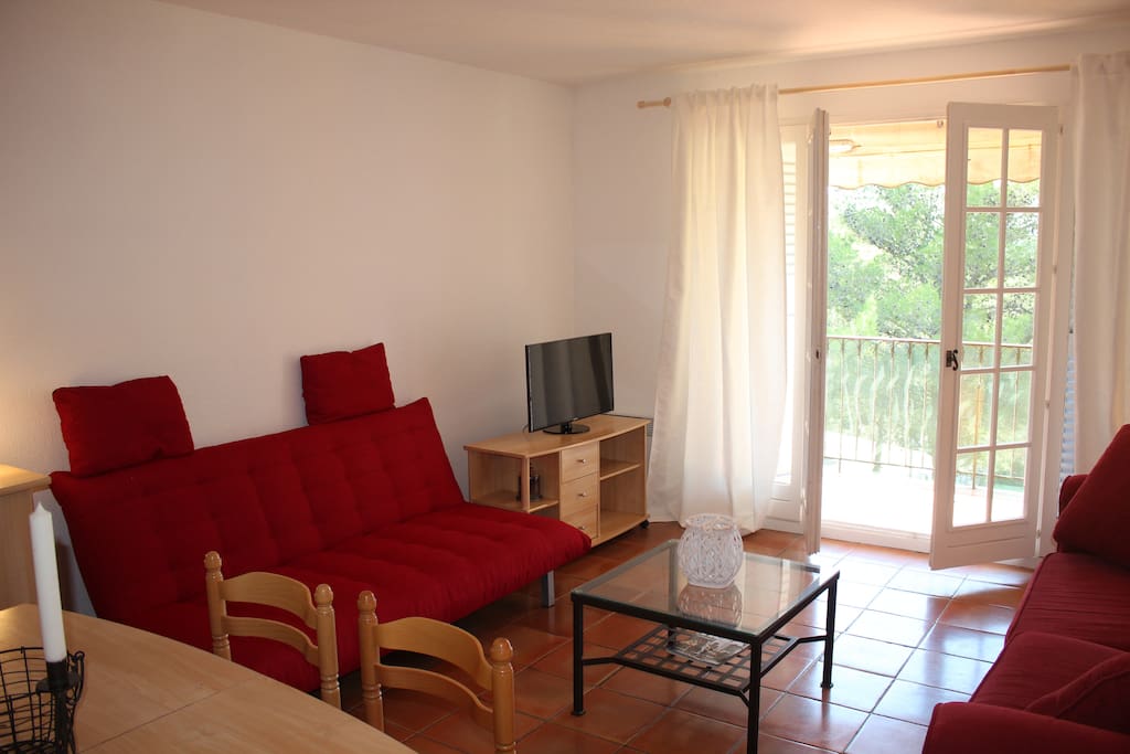 Wohnzimmer TV-Ecke mit Gästeliege, Séjour-TV-Canapé-Banquette clic-clac
Living room-TV-sofa-guest's folding bed