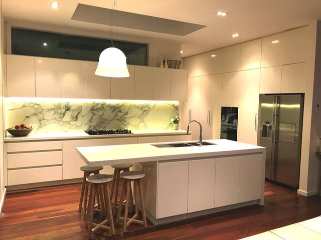 Spacious luxury living in Battery Point gallery image 2