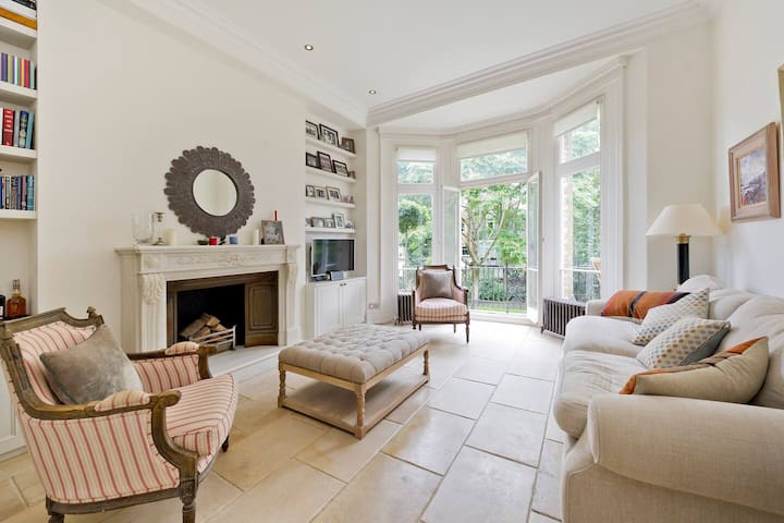 Modern 2-bed Chelsea Apartment with Garden View