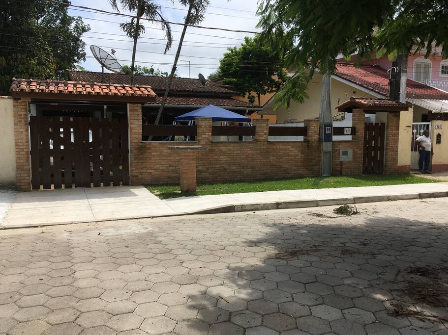 Casa terrea acomoda 10 pessoas