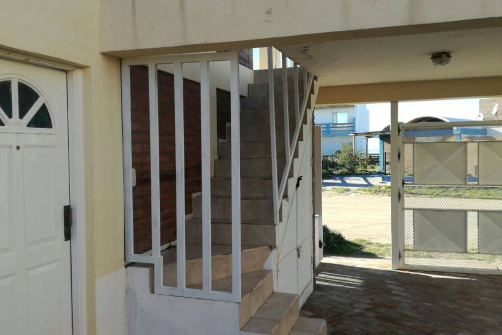 escalera a planta alta con protección