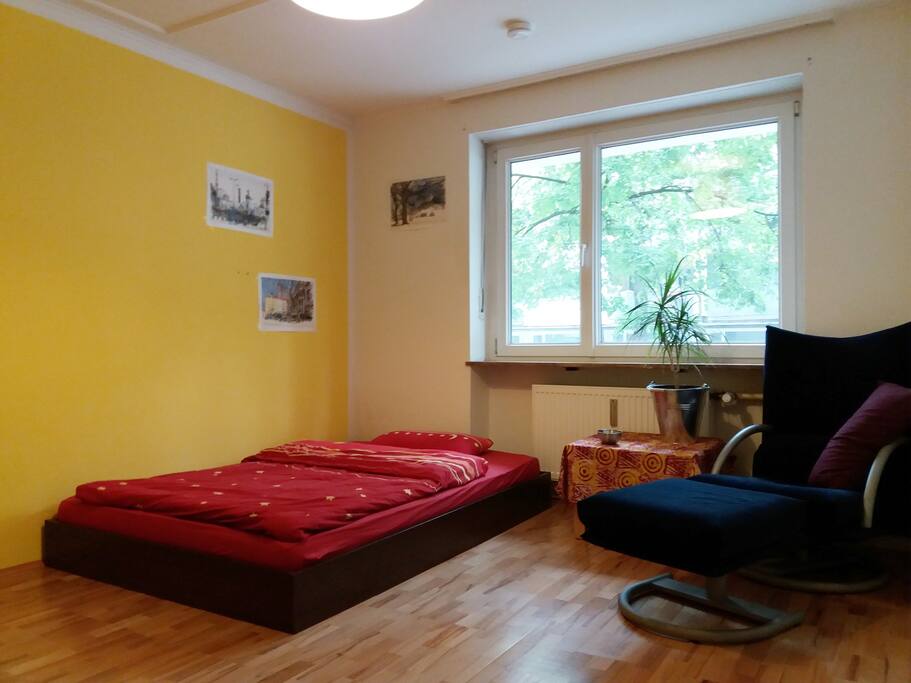 Das Zimmer enthält keine persönlichen Gegenstände, auch der Schrank ist leer. Die Bilder an den Wänden zeigen die schönsten Münchner Sehenswürdigkeiten.