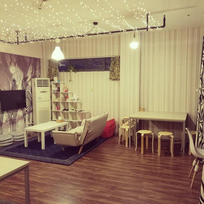 客厅和DIY餐桌