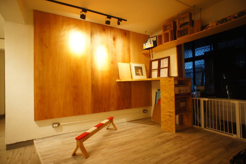 閱讀區; 兒童遊戲區
Reading/Play area.