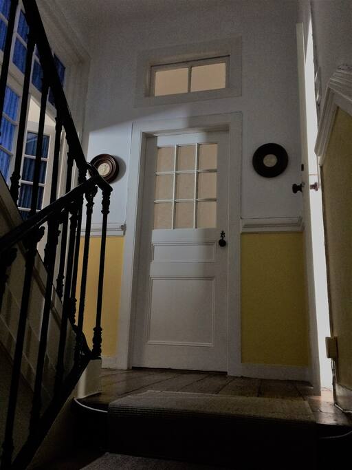 Stairs and access door to the appartment