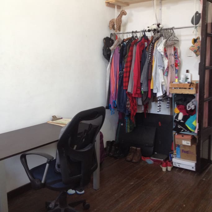 La habitación tiene escritorio y closet para poder colgar ropa.
