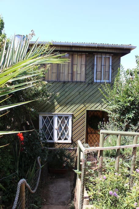 La casa se encuentra en el patio trasero de la casa principal donde vive la familia. Cuenta con entrada independiente