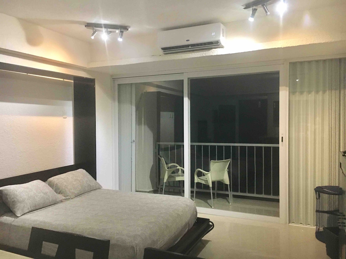 KITANDA CHA UKUBWA WA MALKIA chenye mito 4 