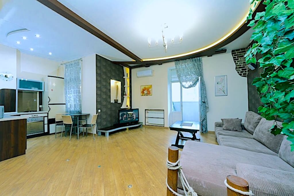 Apartment is after a quality repair - 75 sq.m, 4/5th floor. House has elevator, clean entrance with a combination lock. 2 A/C, 2 TVs, cable TV, high-speed Internet access WI-FI, video intercom.