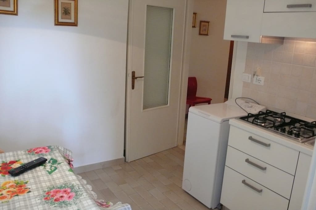 Cucina con lavatrice