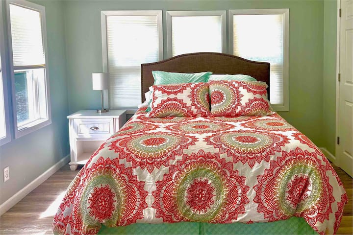 标准双人床可俯瞰整个湖泊和财产。 