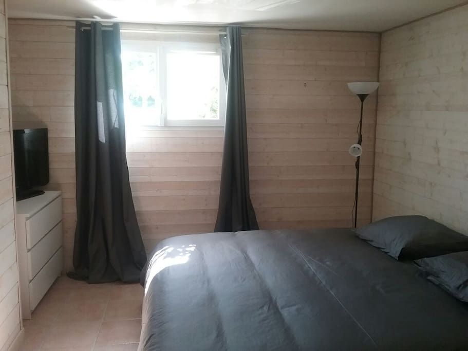 lit King size 200 sur 190 avec TV écran plat