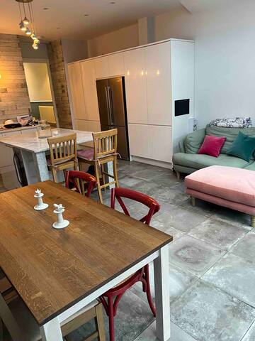 Charming Period House Near Wimbledon Tennis gallery image 3