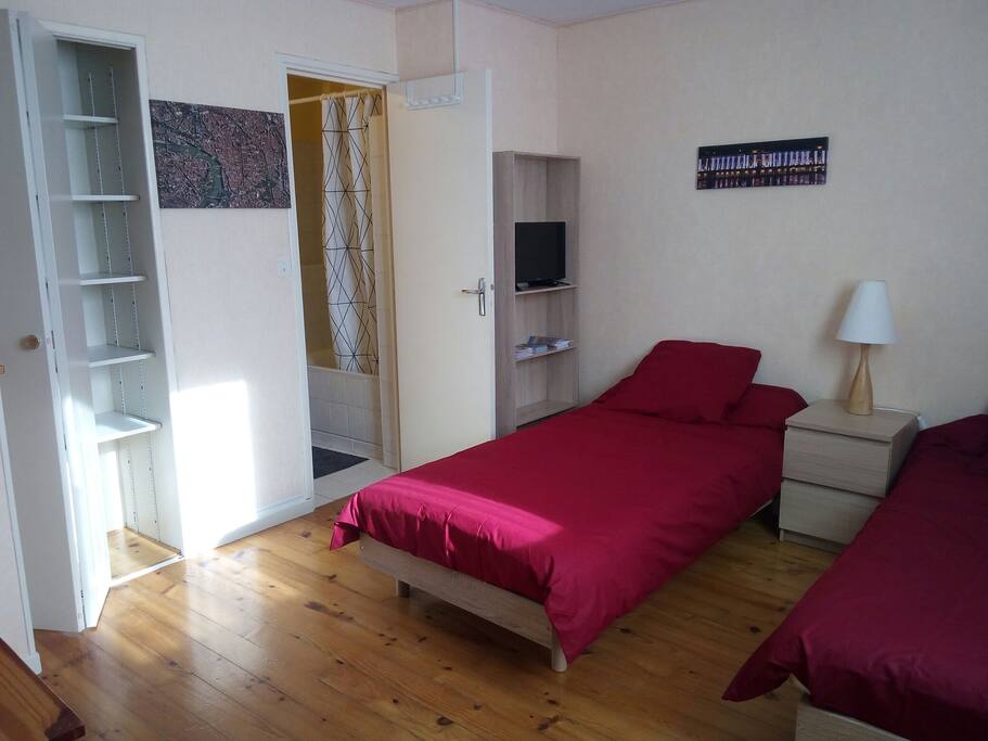 Coin lits, placard, salle de bain.
