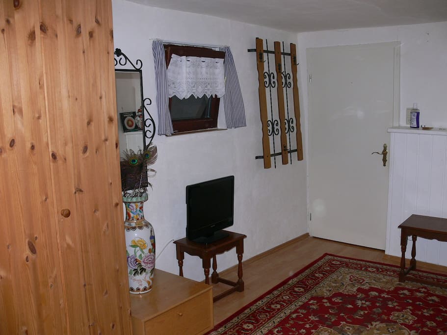 Kleiderschrank und Fernseher mit PC-Schnittstelle
