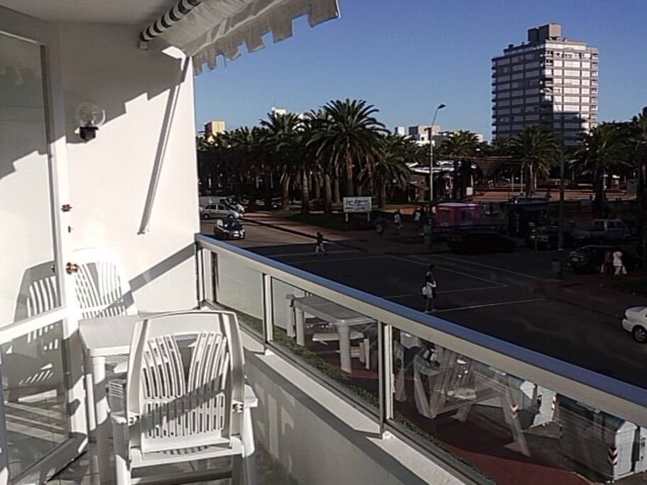 Cómoda terraza con vista a plaza de artesanos. En lo mejor de Gorlero!