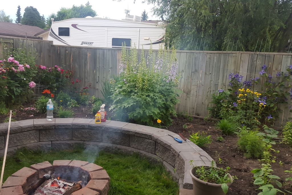 Backyard firepit, available for use upon request (Seasonal)