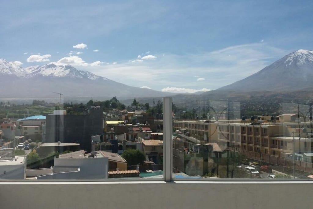 Vista de la terraza del edificio, volcanes Chachani y Pichu Pichu
