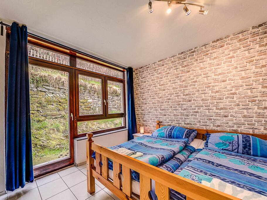 Schlafzimmer mit Doppelbett