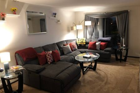 Book Lovers Bungalow - 1BD/1BA Upper apartment