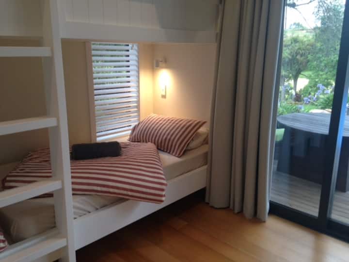 Მყარი ერთადგილიანი ბუნკები, შესაფერისი ზრდასრულებისთვის, პირადი საკითხავი განათებით