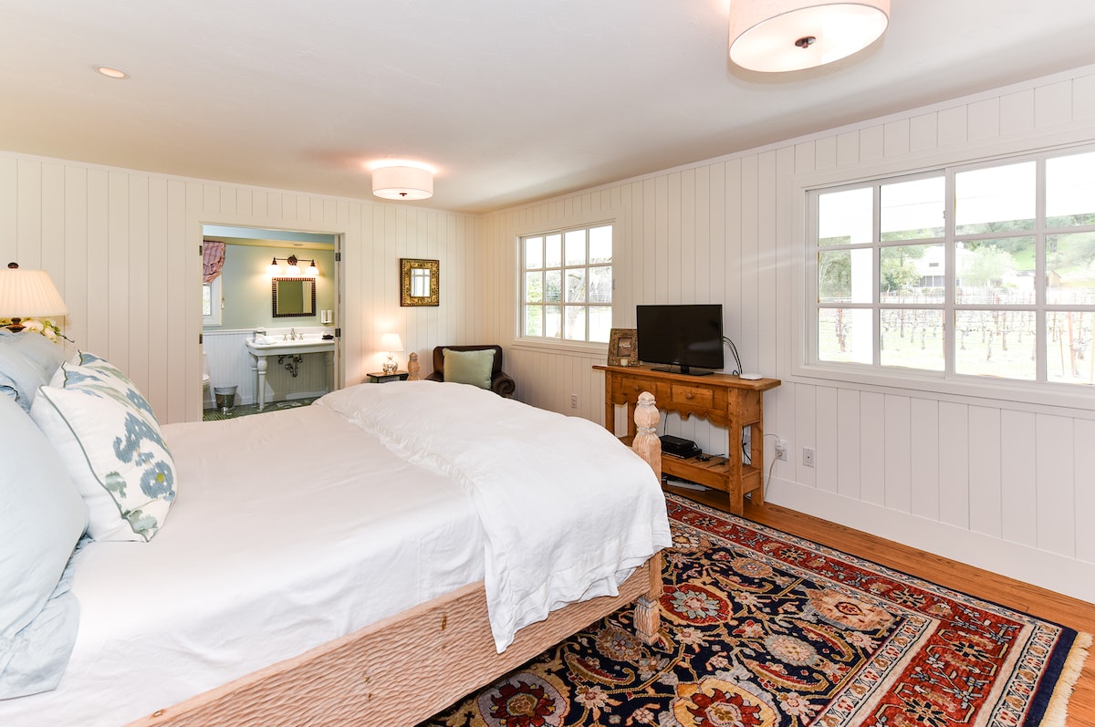 3e chambre avec salle de bain complète donnant sur le porche couvert et une partie du vignoble