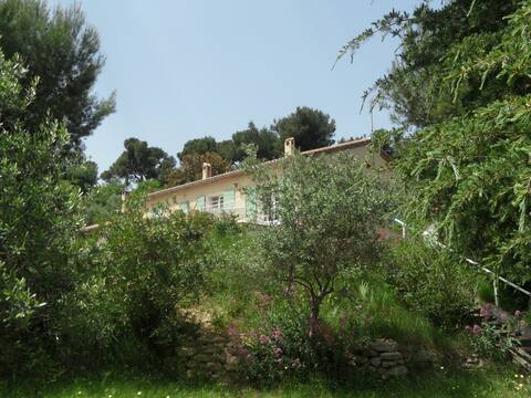 Large air-conditioned villa on the top of Beaucaire