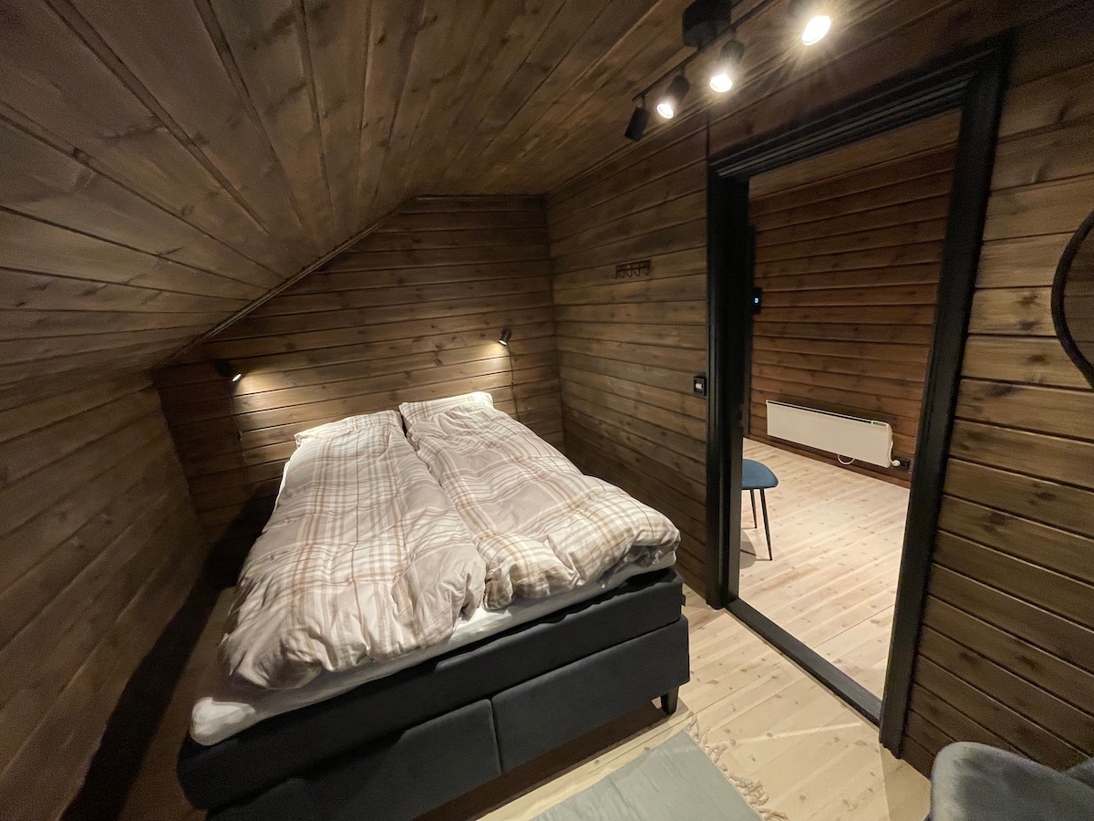 חדר שינה 2. מיטה זוגית חדשה עם מזרנים באיכות גבוהה. שידות מגירות ומשיכות, כמו גם מראות בשני חדרי השינה.