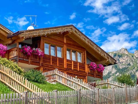 Proprietà Airbnb di successo: Ciasa Pontif in the mountains with enchanting views a San Giovanni Di Fassa