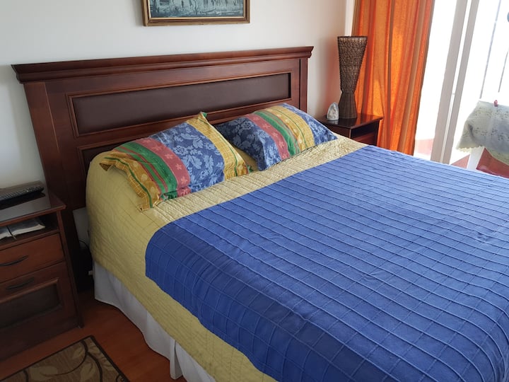 سرير كينج (تسع سريرين ونصف) في الغرفة الرئيسية ، مرتبة ICIC من الدرجة الممتازة