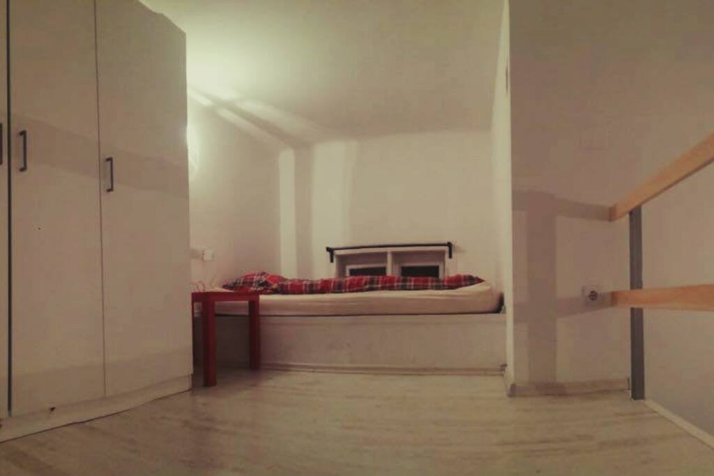 Double bed (upstairs)