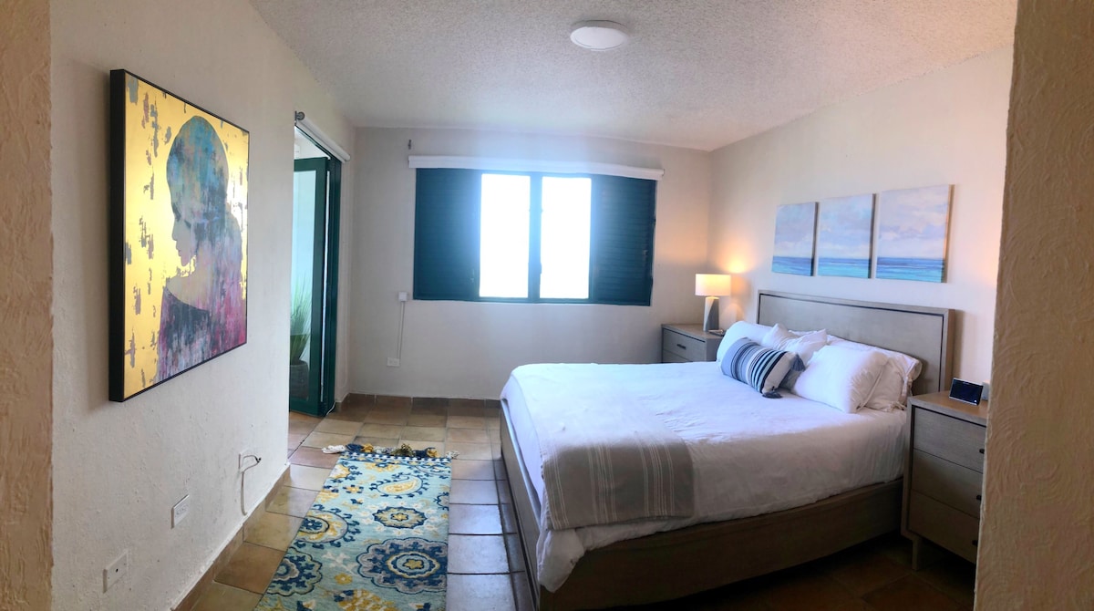 Dormitorio principal tamaño king con puertas al balcón.