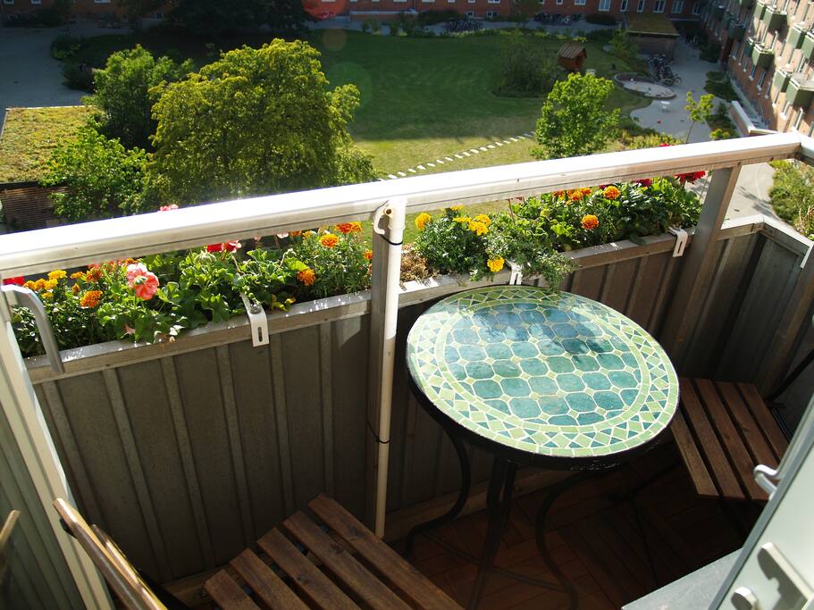 Altan fra soveværelse med udsigt over gårdhave / Balcony from bedroom with view on the shared yard