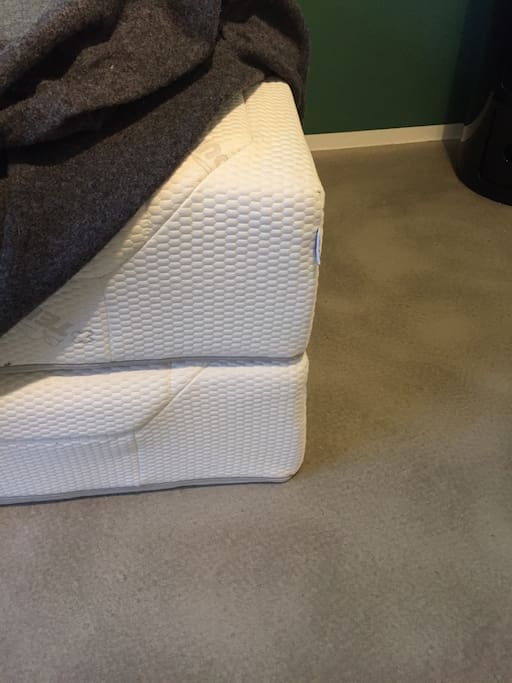 DK: To tempurmadrasser som kan foldes ud til én dobbeltseng.
EN: Two tempur mattresses which can be combined into one double bed.
