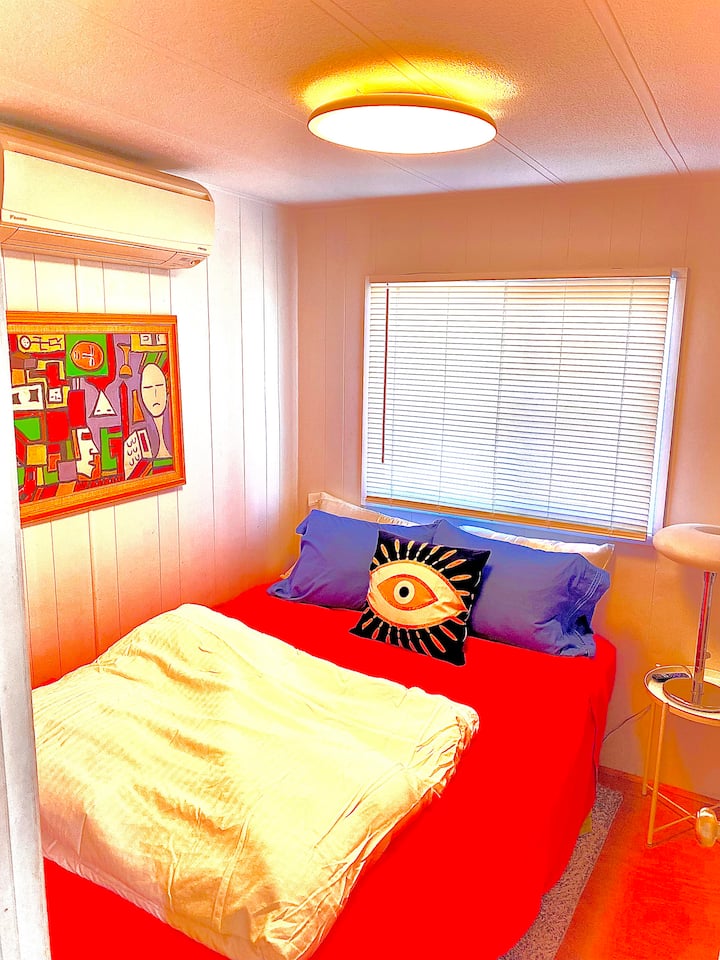 舒适的客房，带衣柜和抽屉空间 