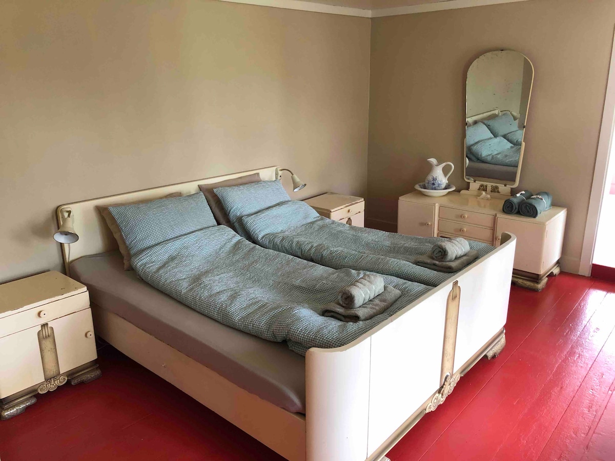 Стаята на баба: стари мебели, но нови матраци и прекрасен чар, където има гледка към лятното пасище и залеза. (Цел на леглото с ширина 170, с дължина 190, така че ако сте дълги, друго легло може да е също толкова добро)
