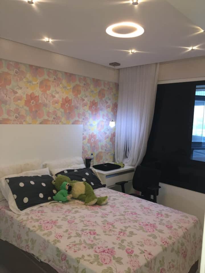 Suíte 2 - cama de casal e escrivaninha para trabalhar em home office