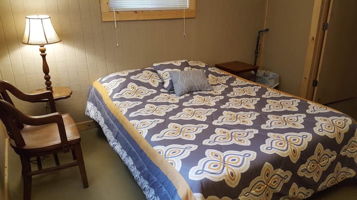 Main II private bedroom w/queen bed