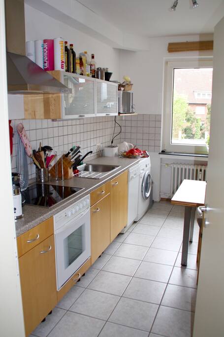 Die Küche, mit Herd, Backofen, Mikrowelle und Waschmaschine